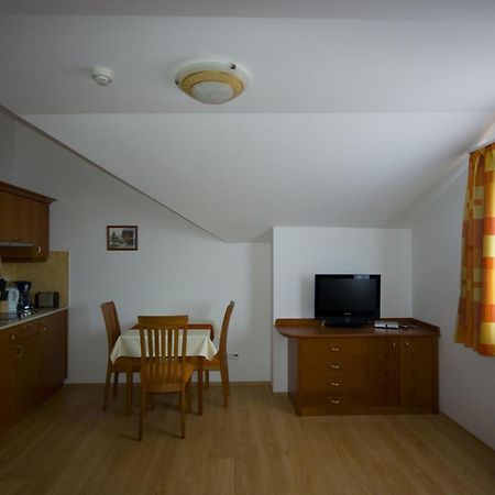 Szerencsemak Panzio Apartment Kehidakustany Room photo