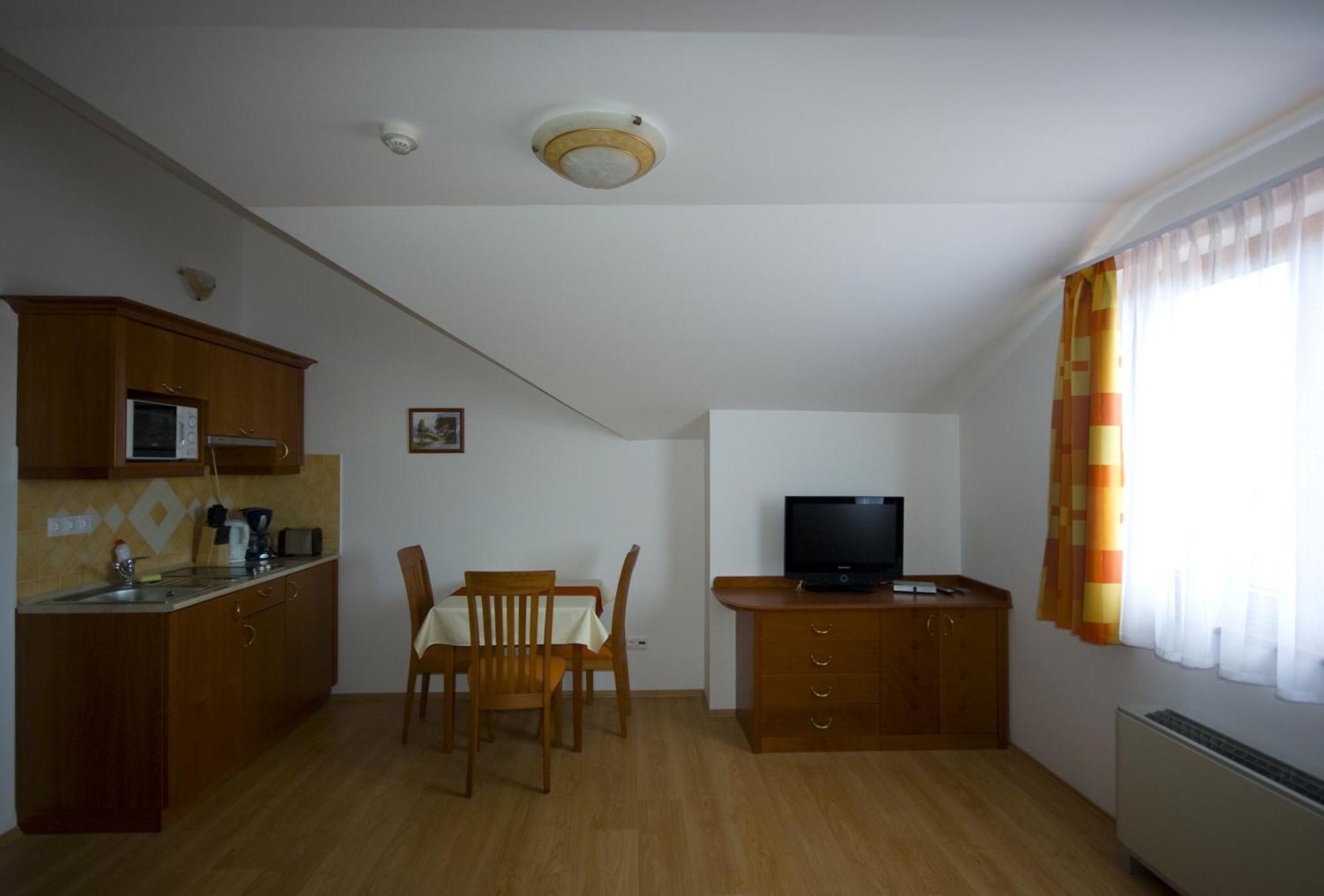 Szerencsemak Panzio Apartment Kehidakustany Room photo